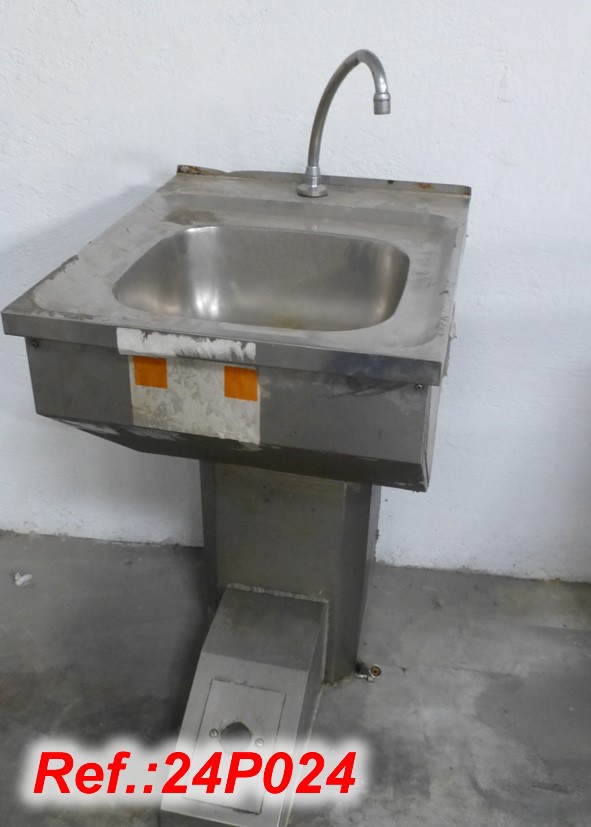 STAINLESS STEEL SINK WITH FOOT STAND AND FOOT PEDAL
