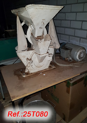 HAMMER MILL MOUNTED ON A WOODEN TABLE