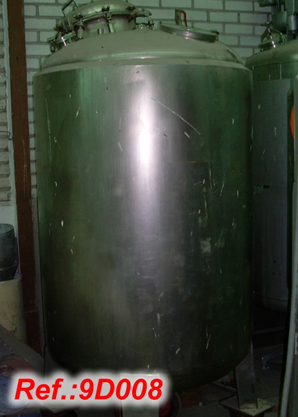 1100 LITRE APPROX. VERTICAL PRESSURE TANK WITH MANHOLE AND ACCESS TO AGITATOR AND LEGS