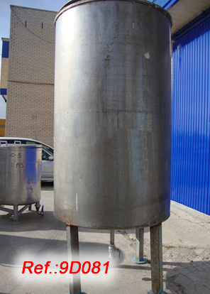 2500L APPROX. STAINLESS STEEL TANK WITH BOTTOM OUTLET, LID AND FEET