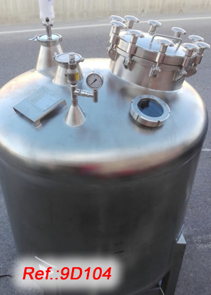 STAINLESS STEEL 1.320 LITRE APPROX. STORAGE TANK WITH CLOSED MANHOLE WITH CLAMPS, VIEW GLASS, SEVERAL TOP INLETS AND ONE WITH AIR VALVE, LOWER SIDE OUTPUT AND SUPPORT LEGS
