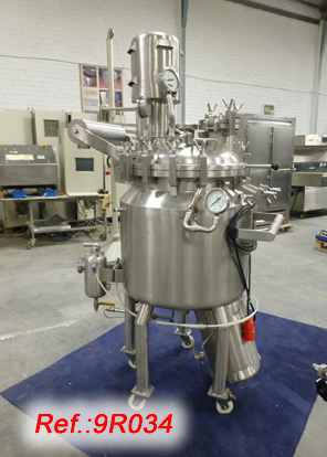 180L APPROX. STAINLESS STEEL BACHILLER REACTOR FOR LIQUIDS OR GELS WITH WATER STEAM JACKET, HERMETIC SEAL WITH CLAMPS, TOP MARINE BLADE AGITATOR, LOWER AGITATOR WITH TURBO EMULSIFIER, CENTER OUTLET, SUPPORTING LEGS, WHEELS AND HANDLES